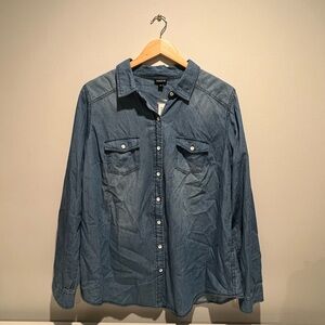 TORRID!! Size 1 (16/18) Medium Wash Denim Button Down Shirt. NEW WITH TAGS!!